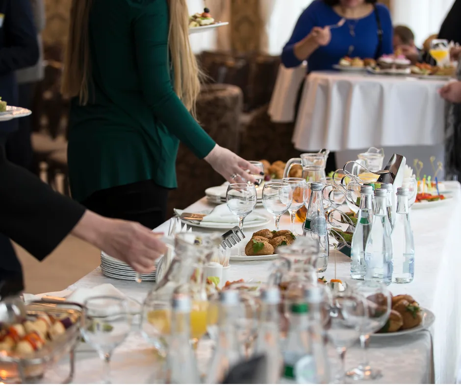 Gedeckte Tafel mit Brunch-Buffet