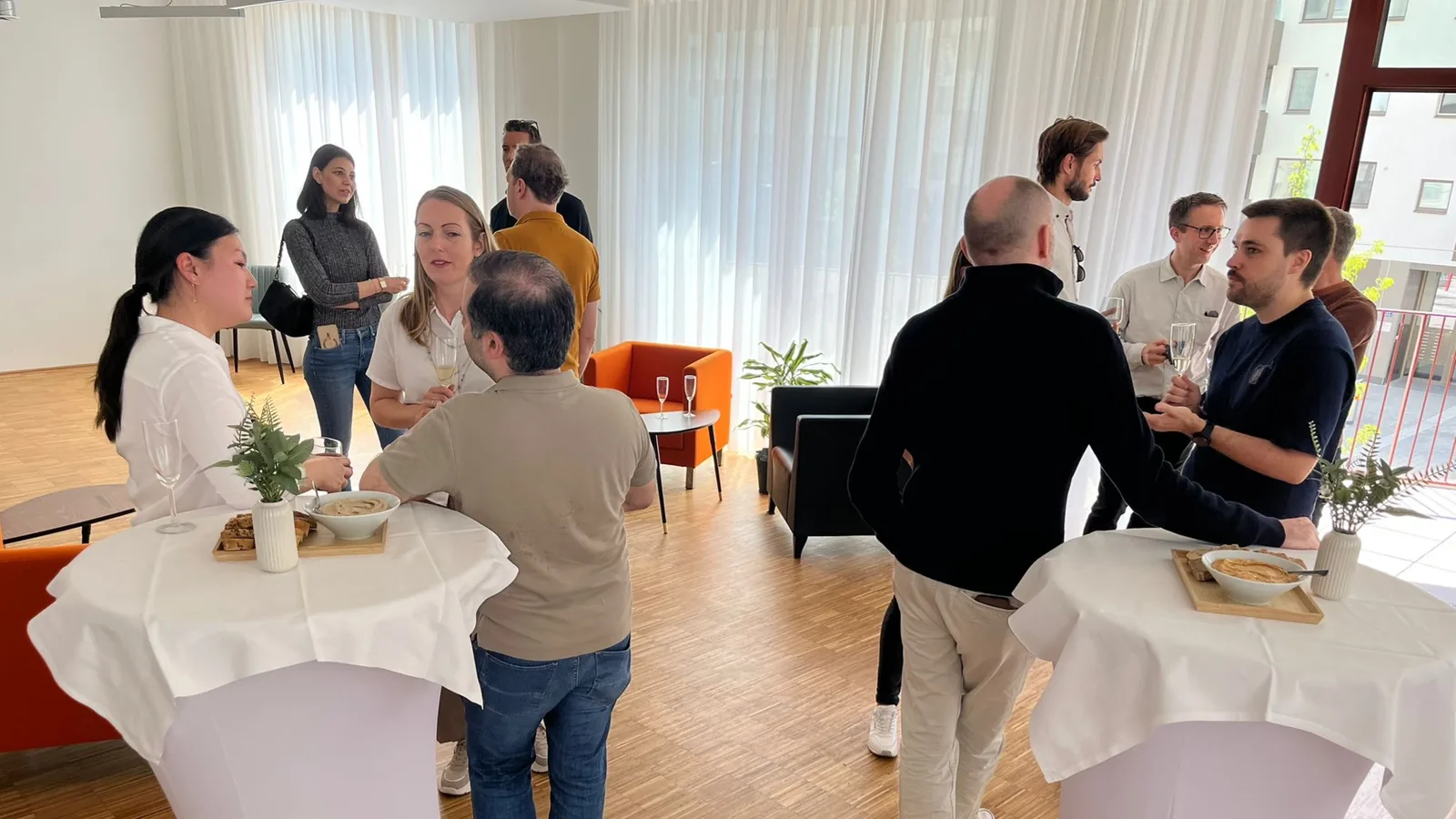 Gruppe von Gästen beim Austausch